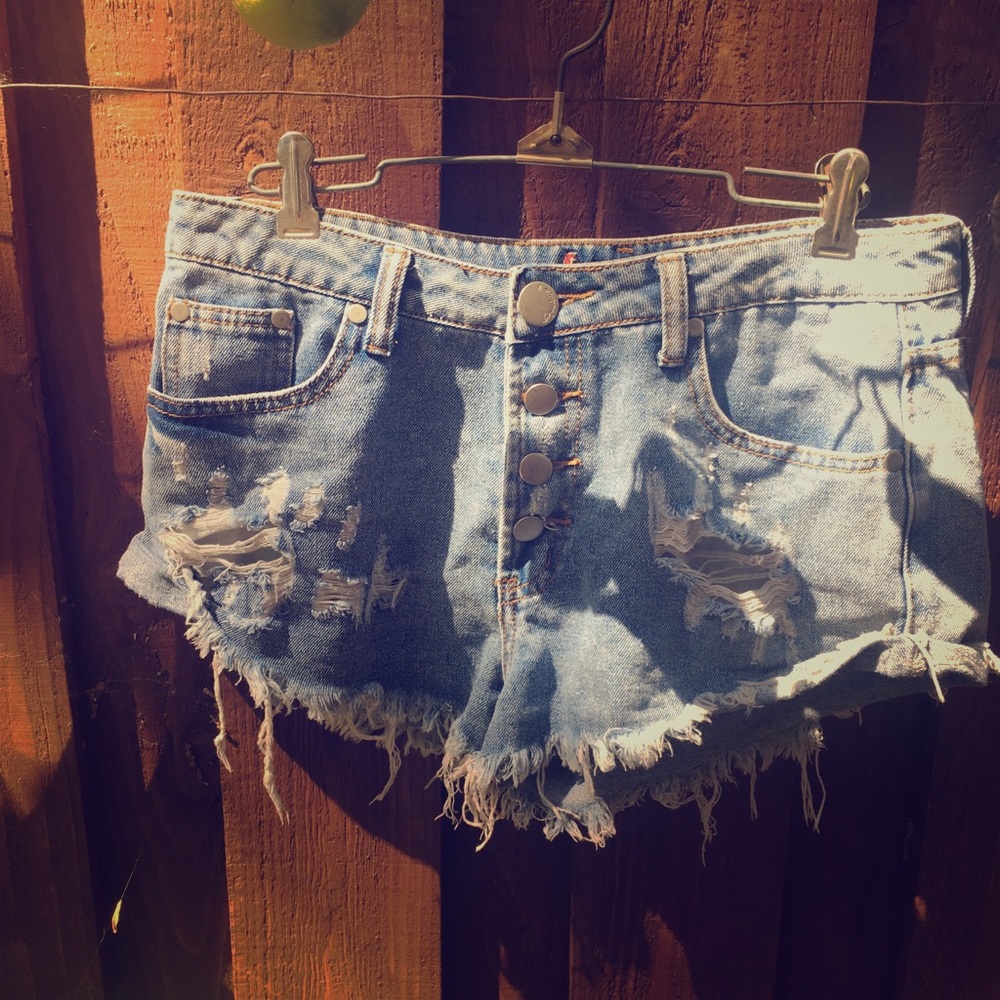 Signature 8 Highwaisted Ripped Jean short
